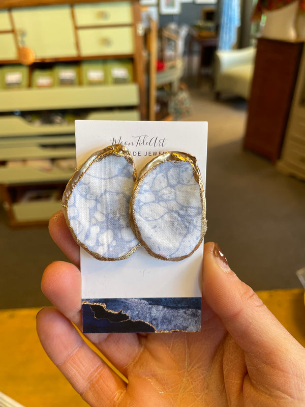 Locally sourced Oyster stud earrings - Print