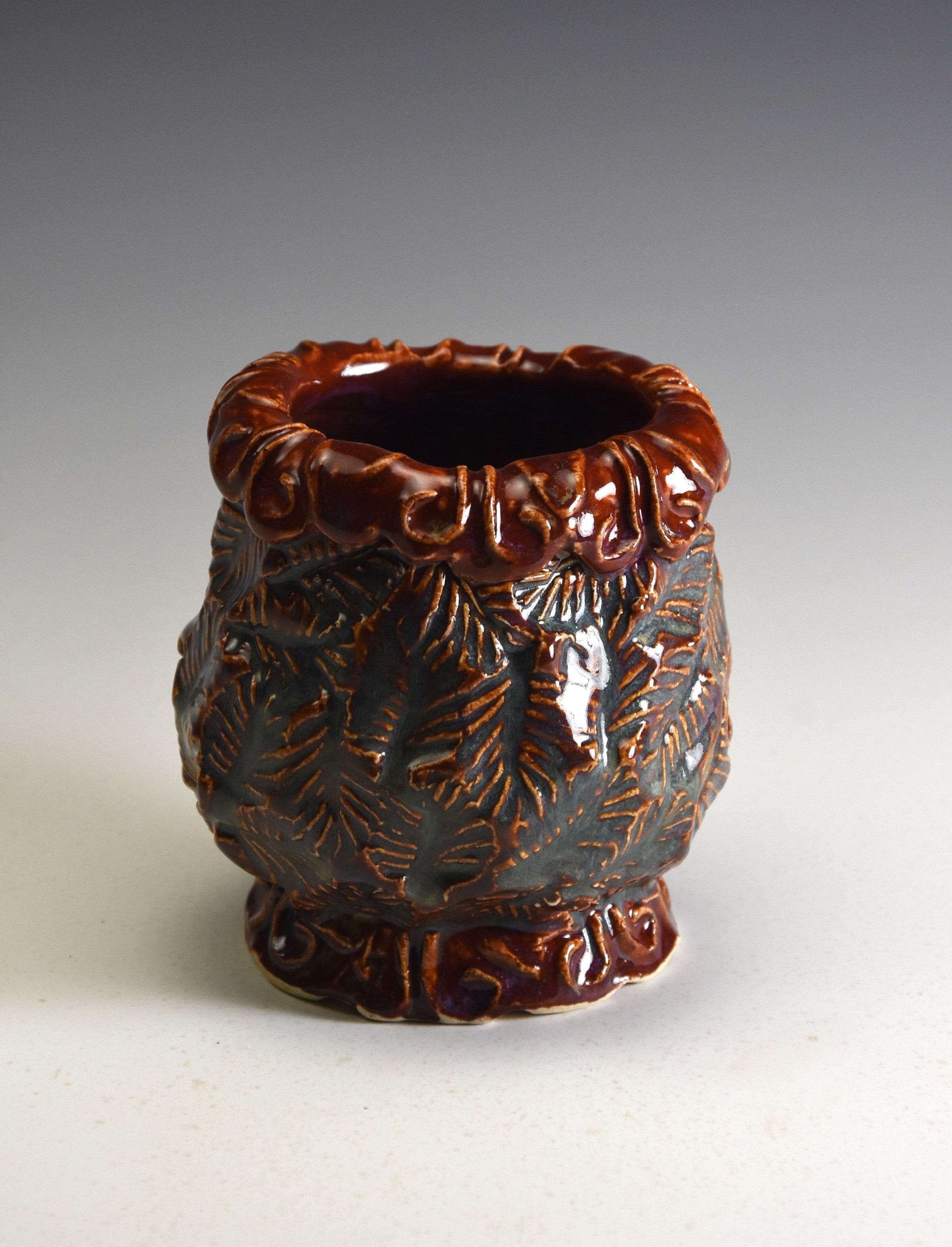 Round vase with rim and foot, blue and sienna